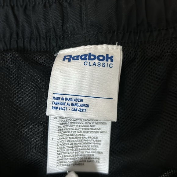 Windbreaker style black Reebok track pants - Picture 3 of 6